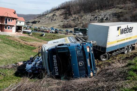 Албанские экстремисты перевернули грузовик с сербскими товарами в Косово из-за отказа Сербии принять косовские школьные учебники (ФОТО, ВИДЕО) | Русская весна