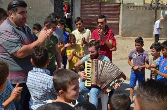 Сирия: Конвой Минобороны РФ был неожиданно встречен красивыми девушками, лезгинкой и баянистом — репортаж РВ (ФОТО, ВИДЕО) | Русская весна