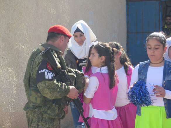 «Катюша» и «Полюшко-поле»: Сирийские красавицы и дети встретили российских военных песнями (+ВИДЕО, ФОТО) | Русская весна