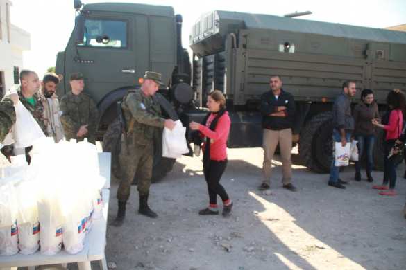 Трогательные кадры: Как освобождённые от боевиков сирийские дети радуются приезду российских военных (+ФОТО) | Русская весна