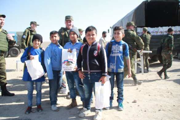 Трогательные кадры: Как освобождённые от боевиков сирийские дети радуются приезду российских военных (+ФОТО) | Русская весна