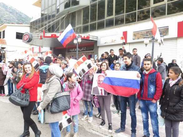 Гуманитарная операция в освобожденном от боевиков Кесабе: радость жителей, флаги России и САР, портреты Путина и Асада (+ВИДЕО, ФОТО) | Русская весна