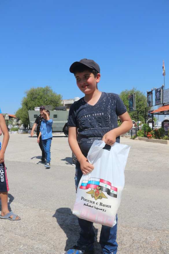 «Спасибо, Россия!» — арабские детишки устроили трогательную встречу российским военным (ФОТО) | Русская весна