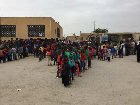 Трогательные кадры: Чеченцы и российские военные прибыли на помощь сирийцам, сбежавшим от боевиков Идлиба (ФОТО, ВИДЕО) | Русская весна