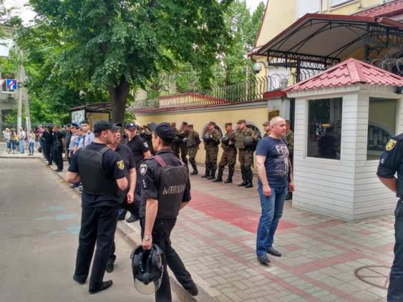 Украинские неонацисты провели акцию перед российским консульством в Харькове (ФОТО, ВИДЕО) | Русская весна