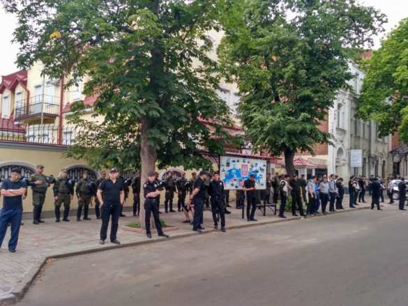 Украинские неонацисты провели акцию перед российским консульством в Харькове (ФОТО, ВИДЕО) | Русская весна