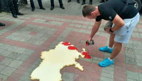 Украинские неонацисты провели акцию перед российским консульством в Харькове (ФОТО, ВИДЕО) | Русская весна