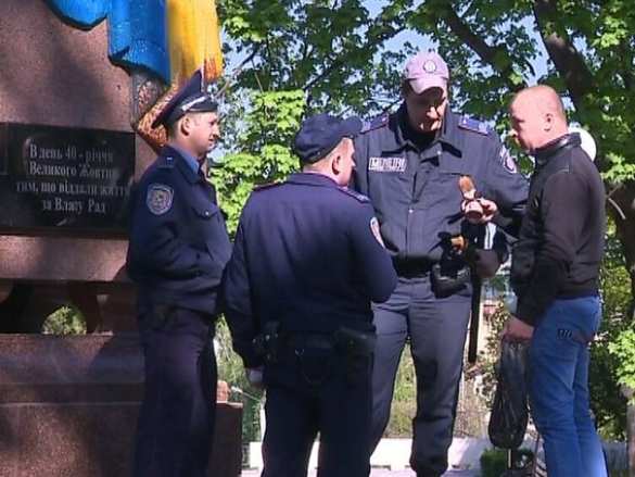 В Харькове вандалы разрисовали памятник желтой и синей краской, милиция боится радикалов и не разрешает восстановить монумент (ФОТО) | Русская весна