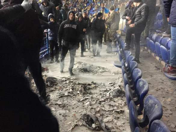 Фашизма нет? Украинские фанаты сожгли флаг Сербии на стадионе (ФОТО, ВИДЕО) | Русская весна