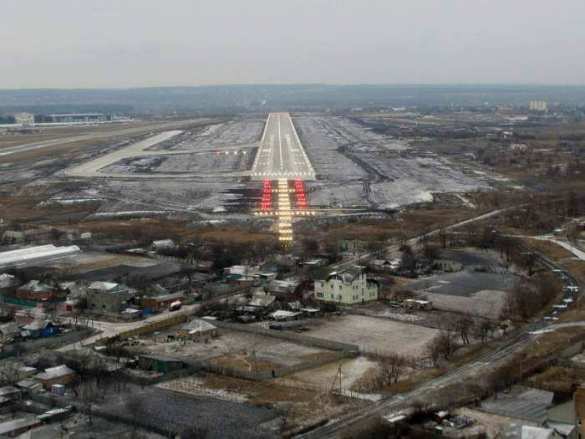 Взлетная полоса Харьковского аэропортс Жуляны и Харьков — перевалочные базы поставки оружия на Украину | Русская весна