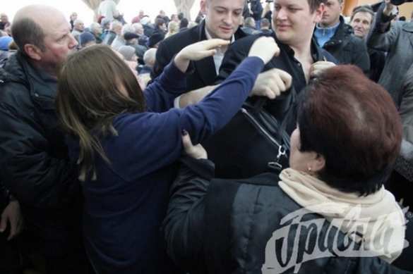 В Херсоне депутату горсовета кинули за шиворот протухшую селедку (ФОТО) | Русская весна