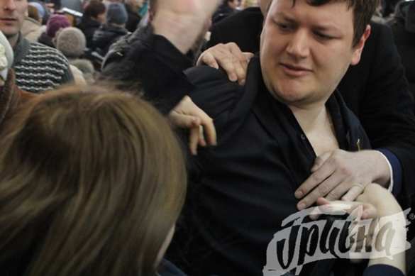 В Херсоне депутату горсовета кинули за шиворот протухшую селедку (ФОТО) | Русская весна
