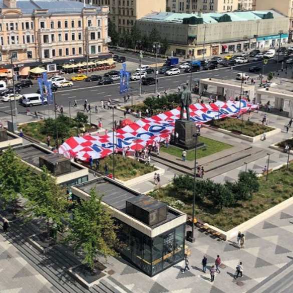 Хорватские болельщики развернули в центре Москвы флаг с надписью «Спасибо, Россия» (ФОТО) | Русская весна