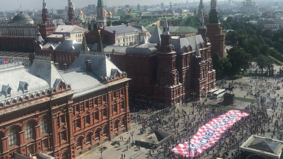Хорватские болельщики развернули в центре Москвы флаг с надписью «Спасибо, Россия» (ФОТО) | Русская весна