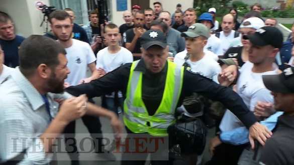 Киевский неонацист ударил известного журналиста (ФОТО, ВИДЕО) | Русская весна