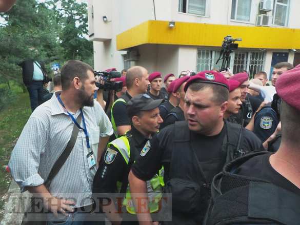 Киевский неонацист ударил известного журналиста (ФОТО, ВИДЕО) | Русская весна