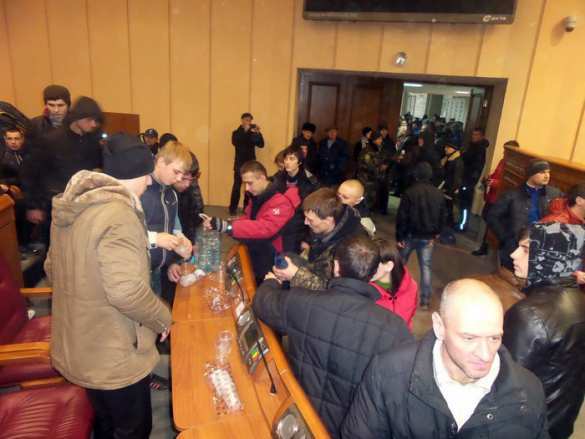 «Повторение пройденного» — в г. Кривой Рог захвачен горсовет, возле него строятся баррикады из покрышек (ФОТО, ВИДЕО) | Русская весна