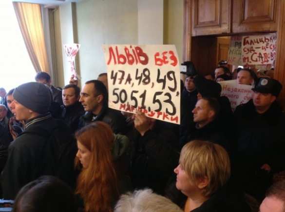 Во Львове перевозчики блокировали работу горсовета, обвиняя мэра в коррупции (фото) | Русская весна