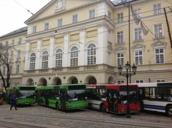 Во Львове перевозчики блокировали работу горсовета, обвиняя мэра в коррупции (фото) | Русская весна