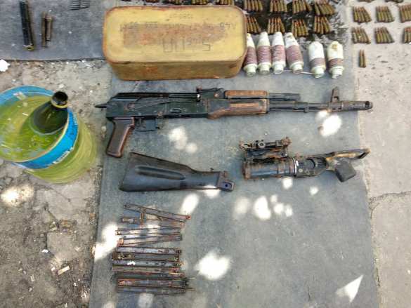 В ЛНР у местного жителя изъят арсенал с оружием и наркотики (ФОТО) | Русская весна