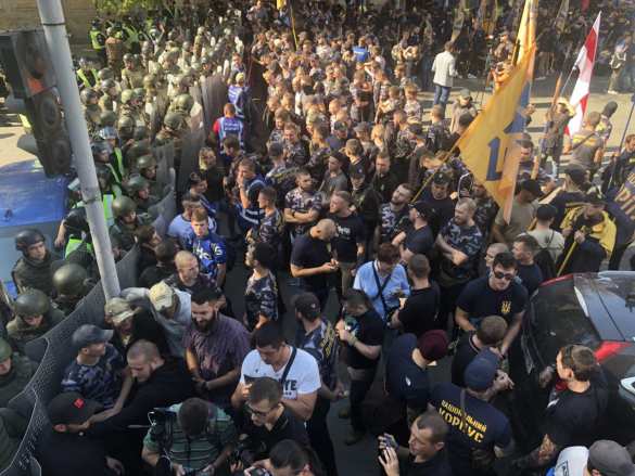 Иностранцы-«атошники» приковали себя наручниками у Администрации Порошенко (ФОТО, ВИДЕО) | Русская весна