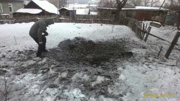 Артобстрел ВСУ: в Стаханове и Ирмино повреждены жилые дома, нарушено электроснабжение (ФОТО) | Русская весна