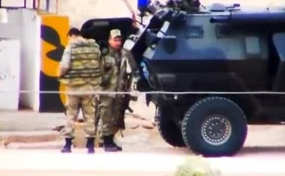 Боевики ИГИЛ непринужденно болтают с турецкими пограничниками, гуляя вдоль границы (ФОТО, ВИДЕО) | Русская весна