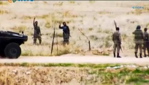 Боевики ИГИЛ непринужденно болтают с турецкими пограничниками, гуляя вдоль границы (ФОТО, ВИДЕО) | Русская весна