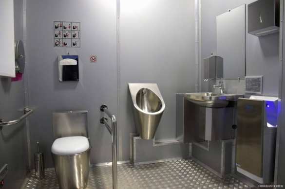 Мэр украинского города торжественно испытал «европейский» общественный туалет (ФОТО) | Русская весна