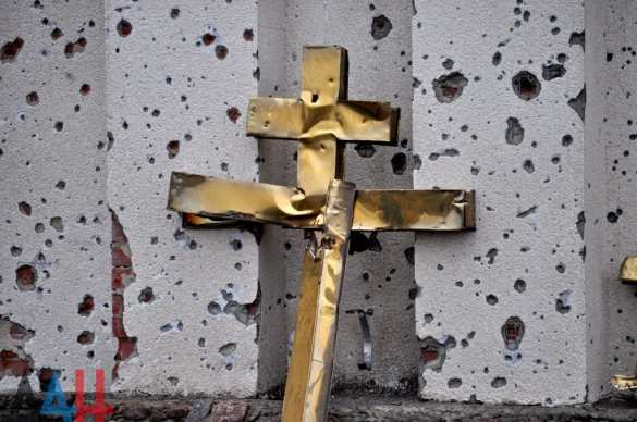 В поврежденном обстрелами Свято-Иверском монастыре рядом с Донецким аэропортом прошла пасхальная литургия (ФОТО) | Русская весна