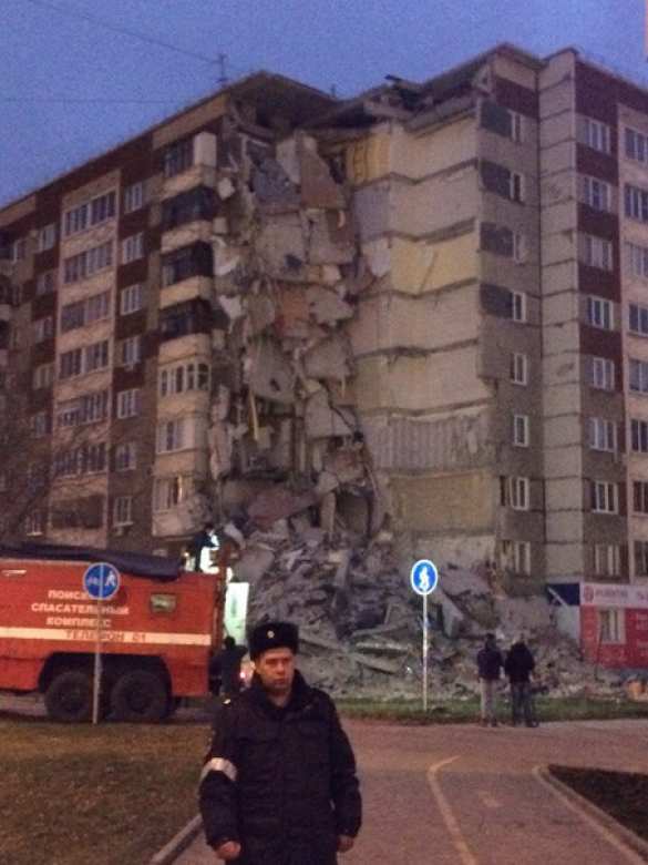 В ижевской 9-этажке обрушился подъезд, есть пострадавшие (ФОТО, ВИДЕО)  | Русская весна