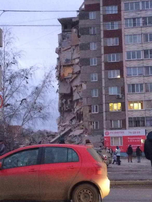 В ижевской 9-этажке обрушился подъезд, есть пострадавшие (ФОТО, ВИДЕО)  | Русская весна