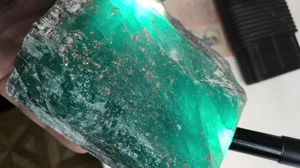 На Урале найден уникальный изумруд весом 1,6 кг (ФОТО) | Русская весна