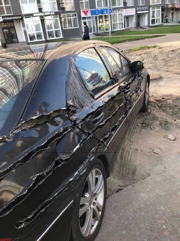 «Тираннозавр, Росомаха?»: в Киеве обнаружили загадочно изуродованную машину (ФОТО) | Русская весна