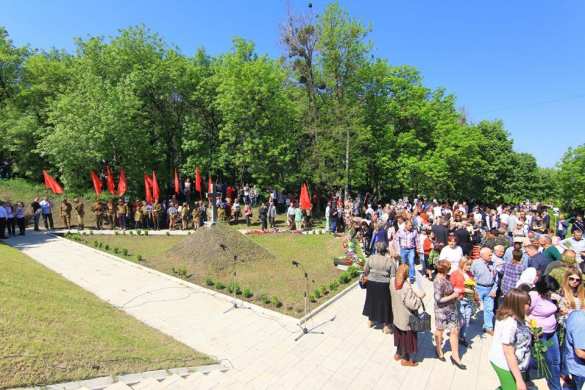 Шок для «вышиваты» — в центре расположения сил «АТО» прошло шествие «Бессмертного полка» с Красными знаменами и георгиевскими лентами (ФОТО, ВИДЕО) | Русская весна