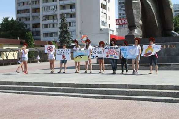 Харьков митингует: толпы фашистов против бесстрашных девушек, женщин и стариков (фото, видео) | Русская весна