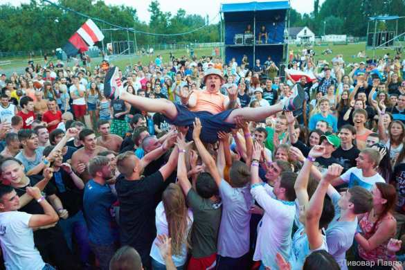 Ритуальные скачки, ряженые попы и нацистские «зиги» — в Луцке проходит «патриотический» фестиваль «Бандерштат» (ФОТО+ВИДЕО) | Русская весна