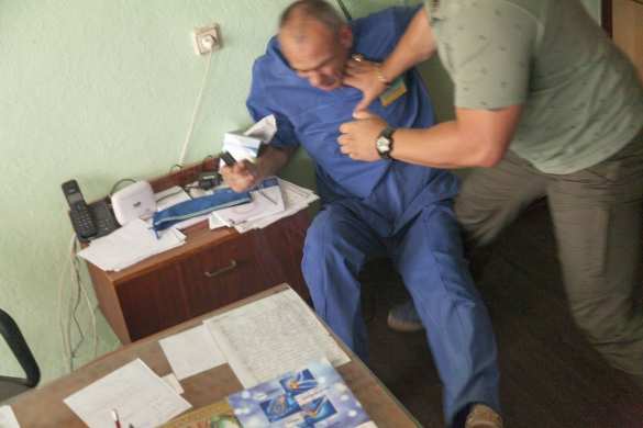 Украинский «активист» ради пиара избил врача прямо на рабочем месте (ФОТО) | Русская весна