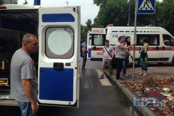 В Киеве карниз здания рухнул на прохожих — двое госпитализированы (ФОТО, ВИДЕО) | Русская весна
