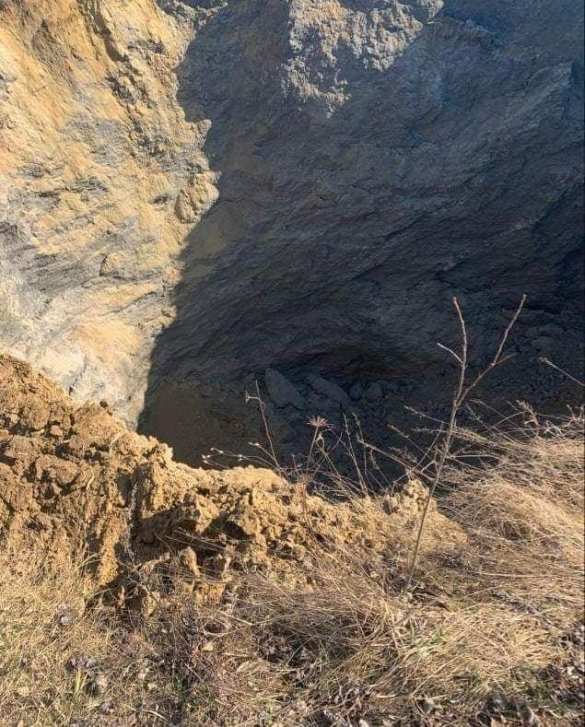 Ворота в преисподнюю: на Западной Украине образовался карстовый провал (ФОТО, ВИДЕО) | Русская весна