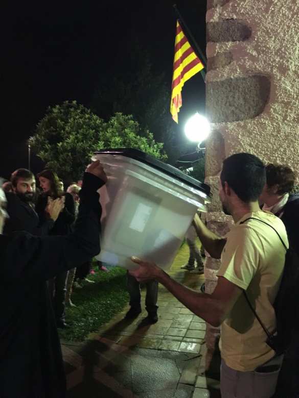 В Каталонии у избирательных участков выстраиваются очереди (+ФОТО) | Русская весна