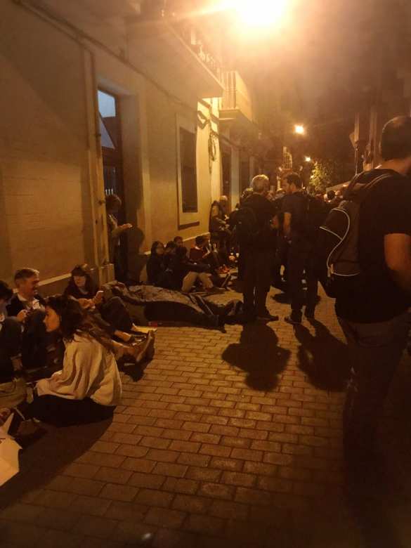 В Каталонии у избирательных участков выстраиваются очереди (+ФОТО) | Русская весна