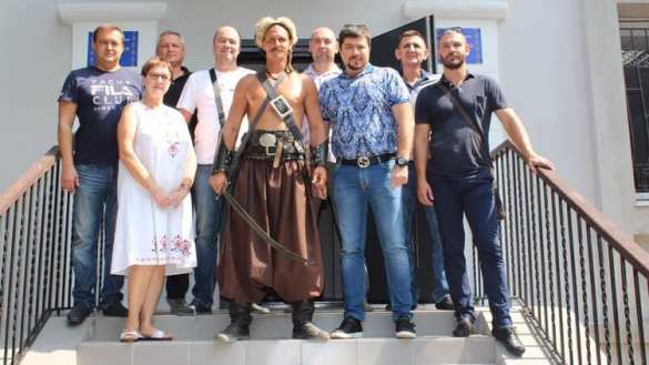 Социальный лифт по-украински: казак, рубивший огурец на ладони Зеленского, идёт в депутаты (ФОТО, ВИДЕО) | Русская весна