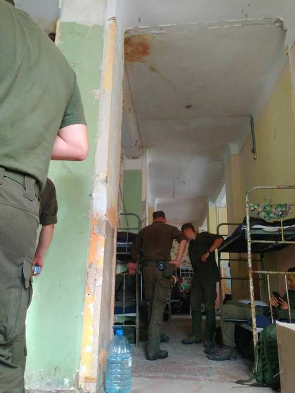 Плесень и дырявый потолок: опубликованы фото казарм Нацгвардии в Киеве (ФОТО) | Русская весна