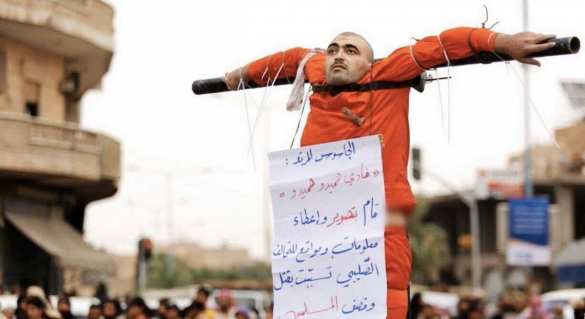 Распять и убить ножом в сердце... — ИГИЛ обнародовало кадры зверских казней в Ракке (ФОТО 18+) | Русская весна