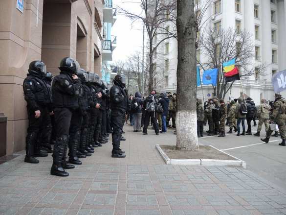 СРОЧНО: В Киеве штурмуют офис Рината Ахметова (+ФОТО, ВИДЕО) | Русская весна