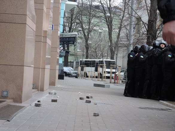 СРОЧНО: В Киеве штурмуют офис Рината Ахметова (+ФОТО, ВИДЕО) | Русская весна