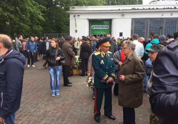 Ситуация в Киеве накаляется: скоро начнется «Бессмертный полк», неонацисты заблокированы в своем офисе (ФОТО, ПРЯМАЯ ТРАНСЛЯЦИЯ) | Русская весна