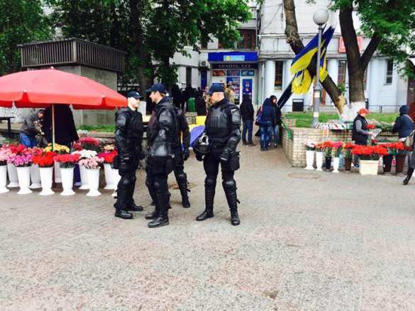 Ситуация в Киеве накаляется: скоро начнется «Бессмертный полк», неонацисты заблокированы в своем офисе (ФОТО, ПРЯМАЯ ТРАНСЛЯЦИЯ) | Русская весна