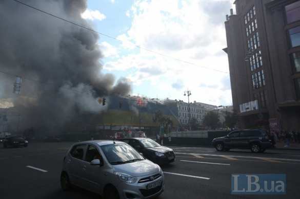Знаки: В центре Киева загорелся дом, накрытый гигантским флагом Украины (ФОТО, ВИДЕО) | Русская весна